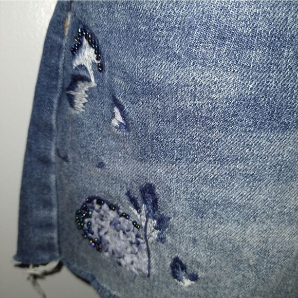 🎉🆕Zara Embroidered Butterfly Jean Shorts - Picture 2 of 9